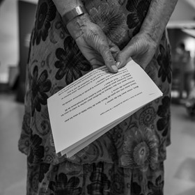 28 août 2024 : A la Maison de la Botanique du Noyer en Champsaur. Visite de l'exposition L comme laine, lien, lieu. Lectures par Les Colporteurs. Collages sur les photographies de Denis Lebioda
