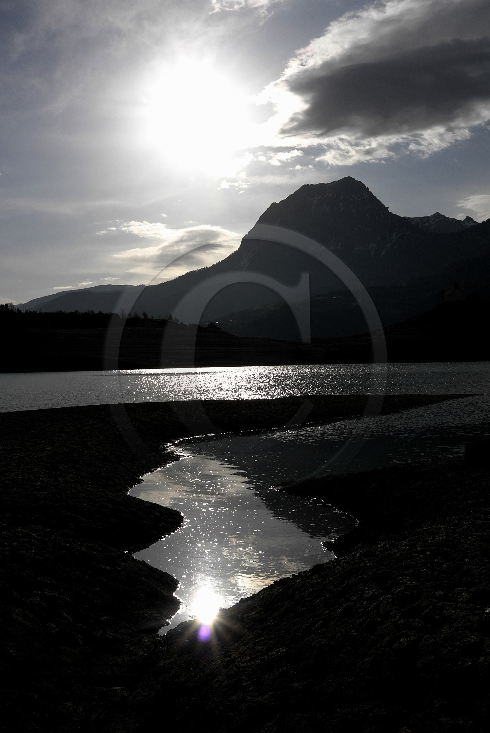 Lac de Serre-Ponçon (Hautes-Alpes   France)