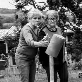 Avec des boites de conserves...