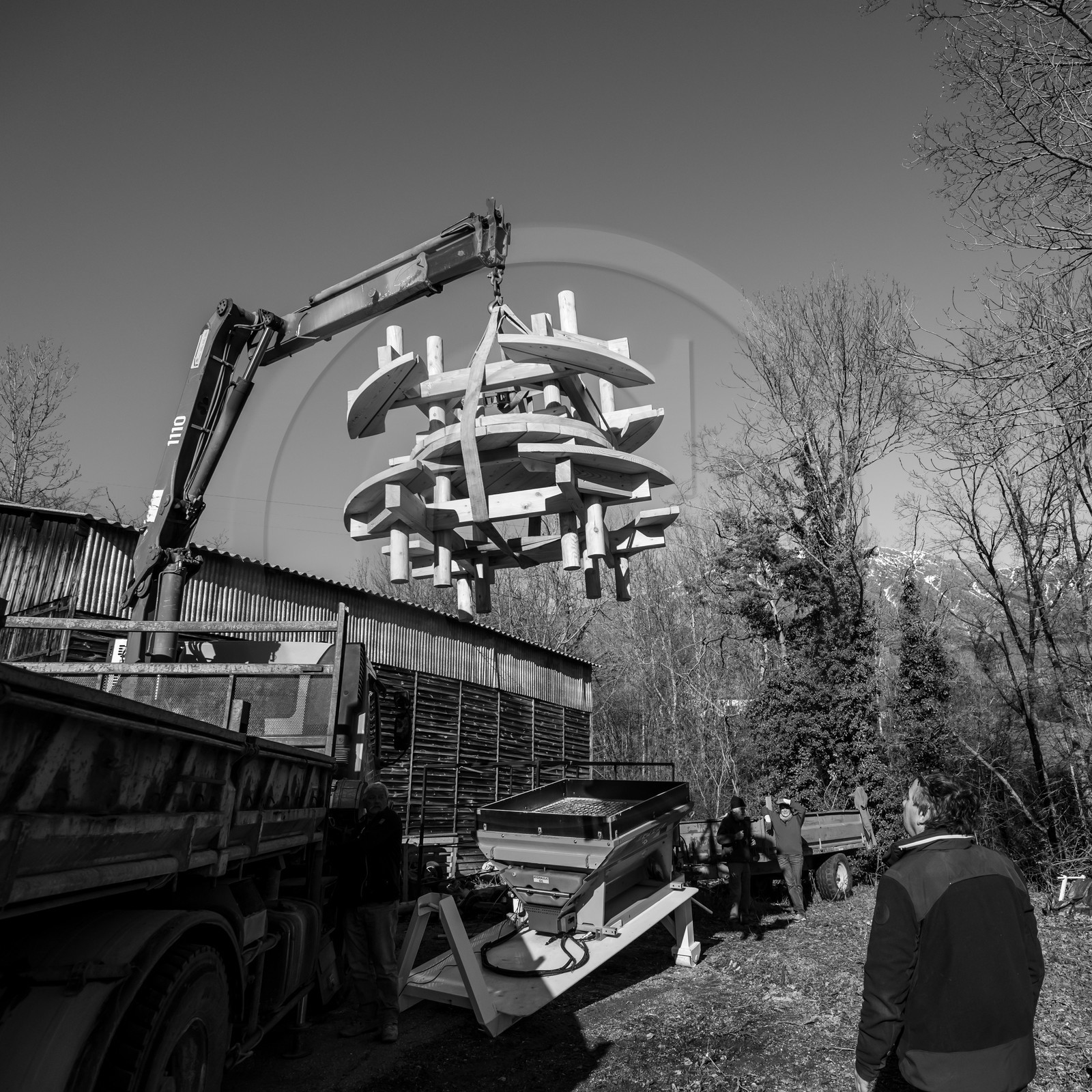 Livraison des tables réalisées par le lycée Poutrain Livraison des tables réalisées par le lycée Poutrain