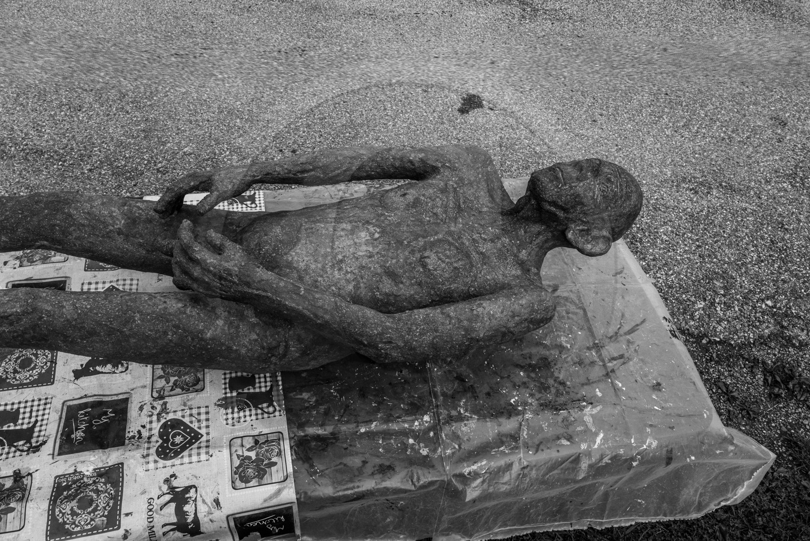 Création de l'homme de l'Ouort Marcel Joli Coeur : pose d'un enduit noir Création de l'homme de l'Ouort Marcel Joli Coeur : pose d'un enduit noir