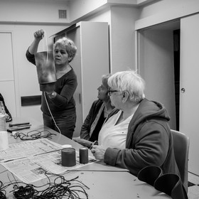 Avec des boites de conserves...