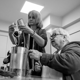 Avec des boites de conserves...