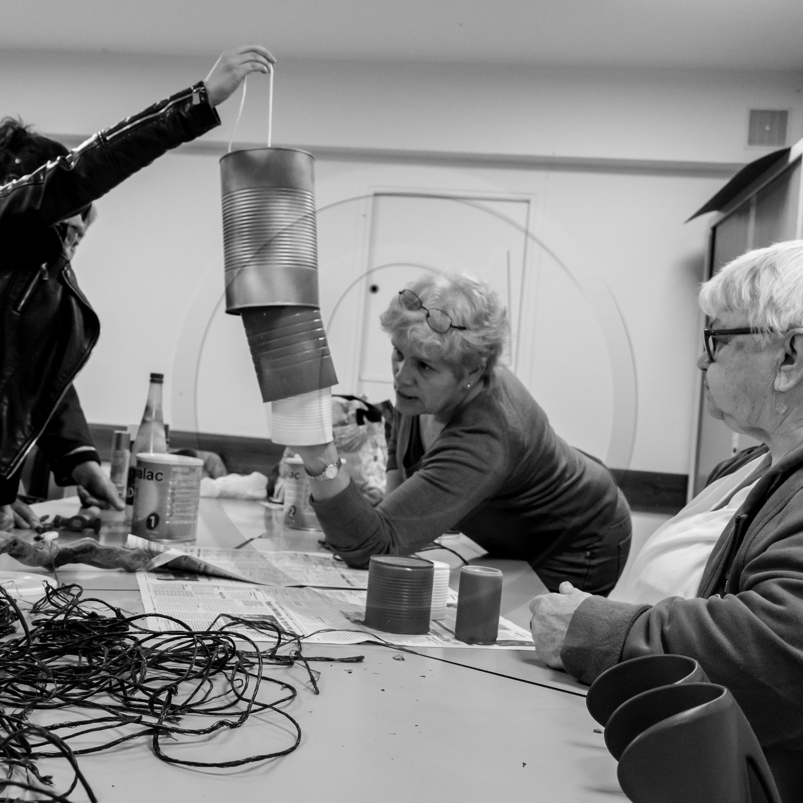 Avec des boites de conserves...