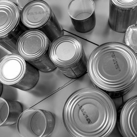 Avec des boites de conserves...