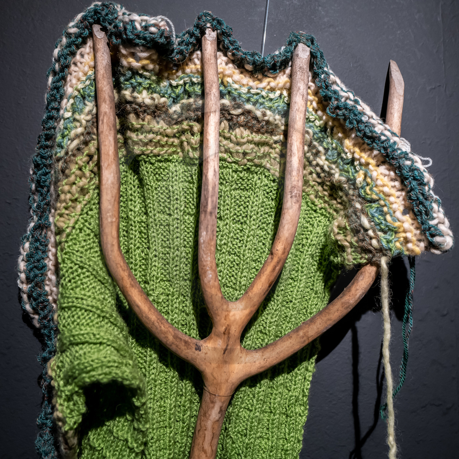 Exposition L comme laine, lien, lieu conçue par l'Ouort de Benevènt, sous la houlette de Claudine Meyer, artiste plasticienne, accompagnée de photographies de Denis Lebioda. Une proposition de la Communauté de Communes du Champsaur - Valgaudemar et de son service culturel. Exposition L comme laine, lien, lieu conçue par l'Ouort de Benevènt, sous la houlette de Claudine Meyer, artiste plasticienne, accompagnée de photographies de Denis Lebioda. Une proposition de la Communauté de Communes du Champsaur - Valgaudemar et de son service culturel.