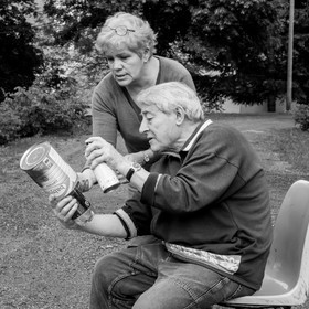 Avec des boites de conserves...