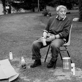 Avec des boites de conserves...