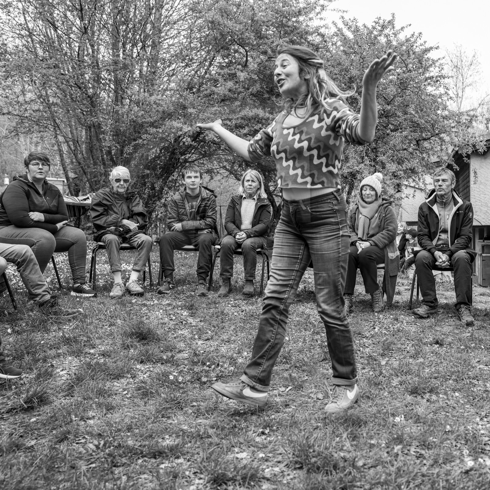 08 mai 2024 : Jeanne Alcaraz, cheffe de choeur, de retour à l'Ouort après la belle aventure 2023 où elle avait animé une chorale participative. 08 mai 2024 : Jeanne Alcaraz, cheffe de choeur, de retour à l'Ouort après la belle aventure 2023 où elle avait animé une chorale participative.