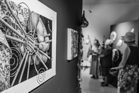 28 août 2024 : A la Maison de la Botanique du Noyer en Champsaur. Visite de l'exposition L comme laine, lien, lieu. Lectures par Les Colporteurs. Collages sur les photographies de Denis Lebioda