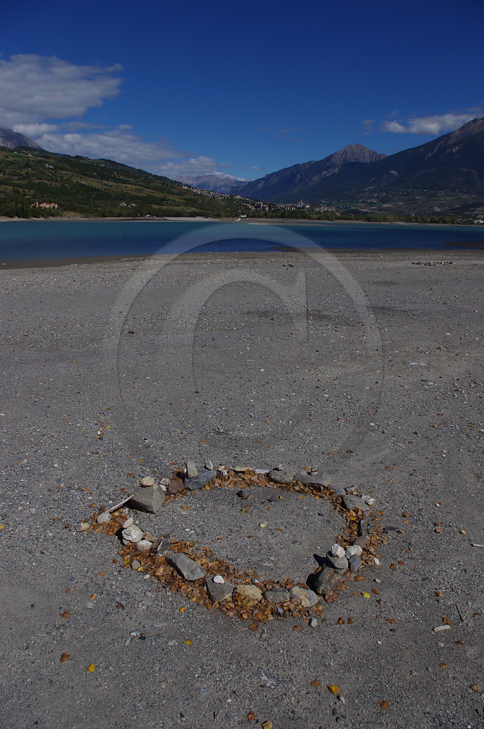 Lac de Serre-Ponçon (Hautes-Alpes   France)