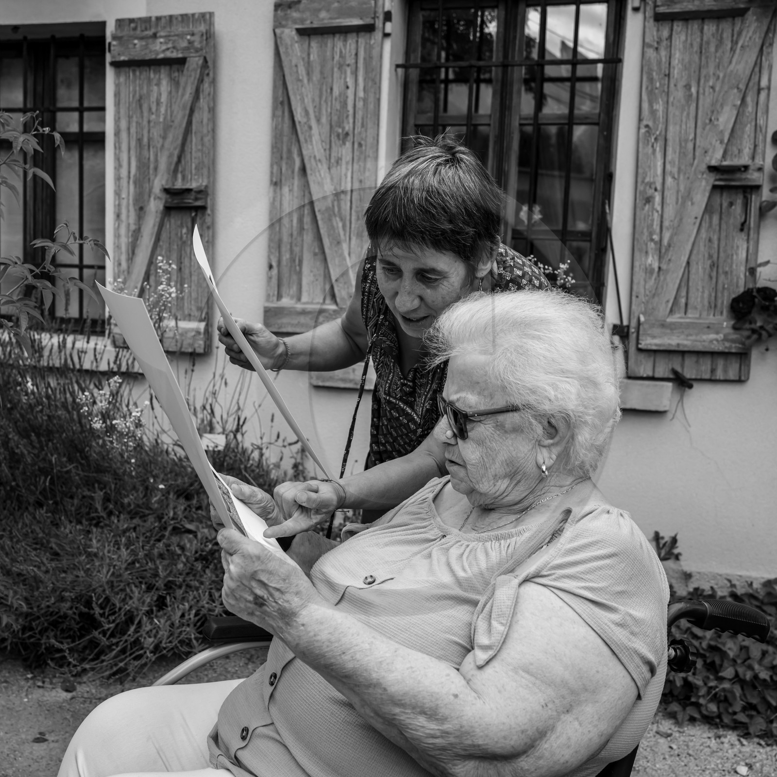 28 août 2024 : A la Maison de la Botanique du Noyer en Champsaur. Visite de l'exposition L comme laine, lien, lieu. Lectures par Les Colporteurs. Collages sur les photographies de Denis Lebioda