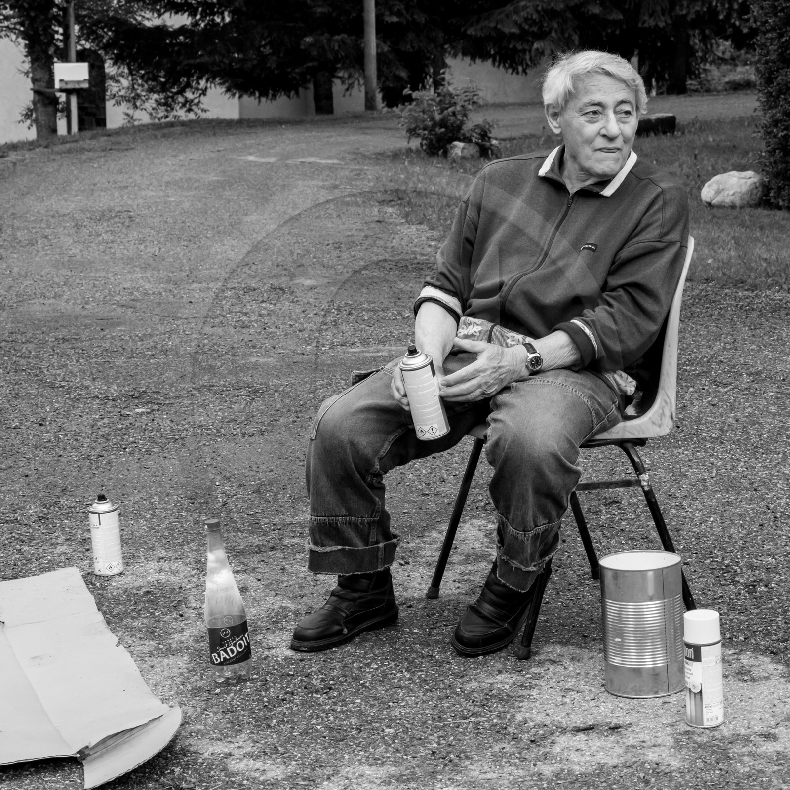 Avec des boites de conserves...