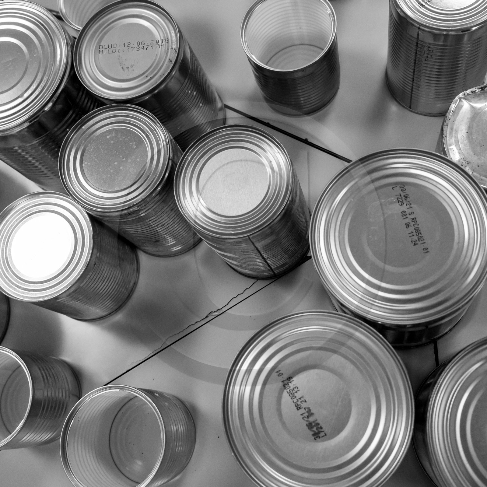 Avec des boites de conserves...