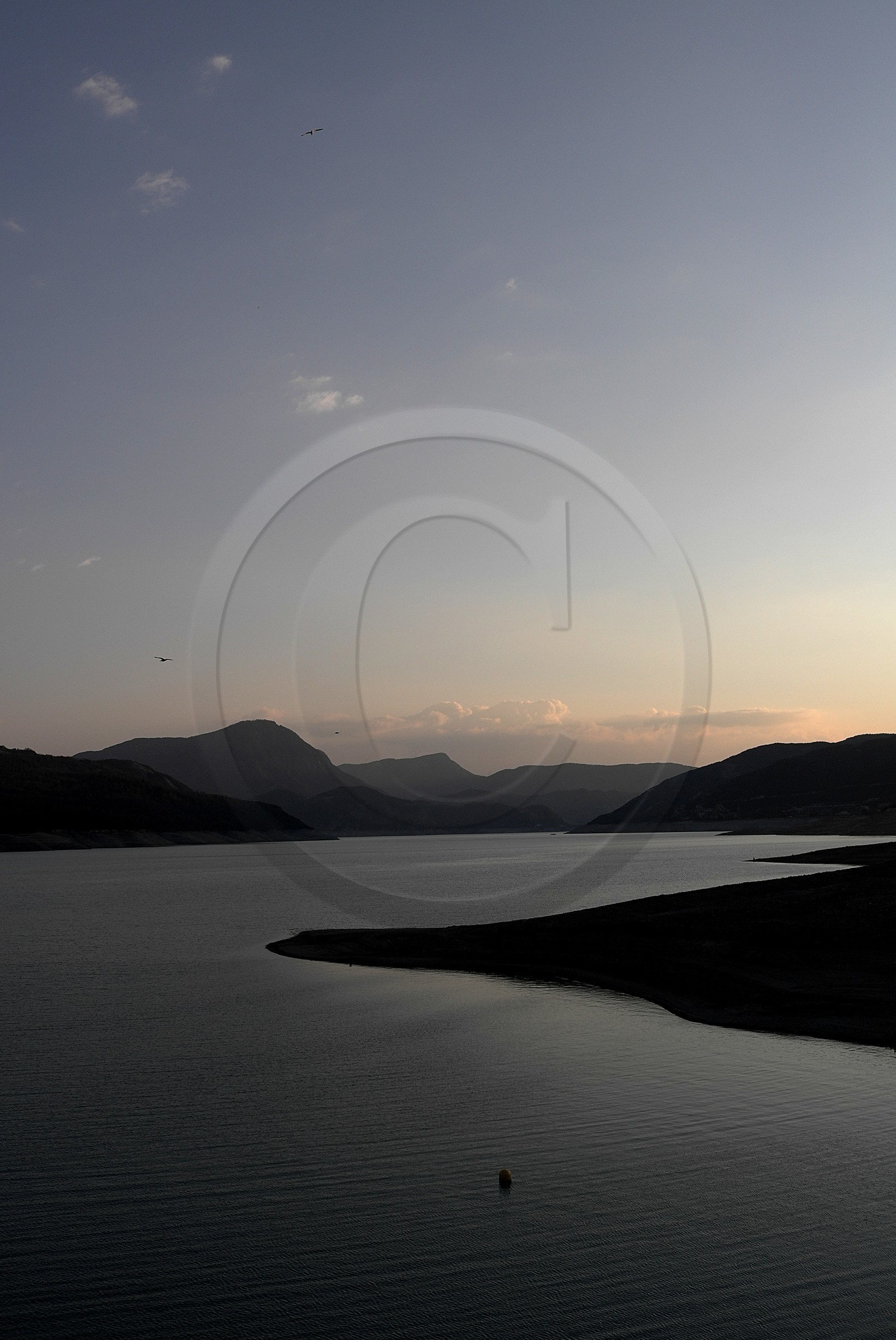 Coucher de soleil sur le lac de Serre-Ponçon (Hautes-Alpes   France)