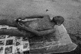 Création de l'homme de l'Ouort Marcel Joli Coeur : pose d'un enduit noir
