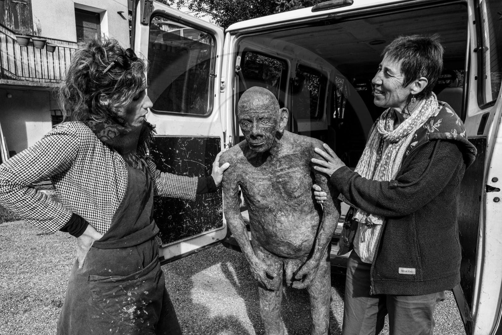 Création de l'homme de l'Ouort Marcel Joli Coeur : pose d'un enduit noir Création de l'homme de l'Ouort Marcel Joli Coeur : pose d'un enduit noir