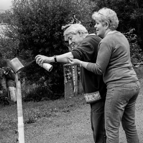 Avec des boites de conserves...