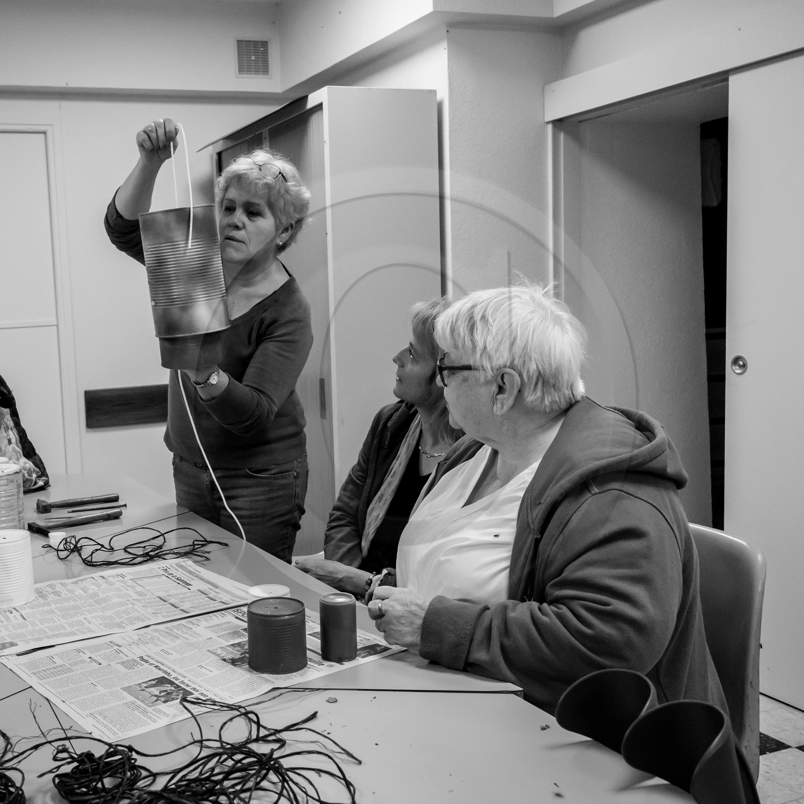 Avec des boites de conserves...