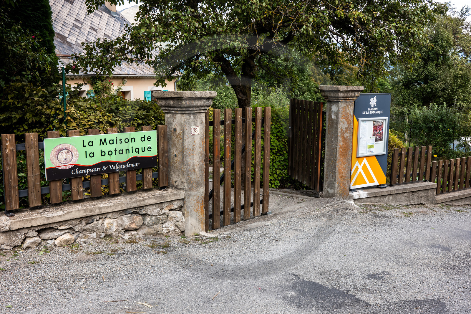 Exposition L comme laine, lien, lieu conçue par l'Ouort de Benevènt, sous la houlette de Claudine Meyer, artiste plasticienne, accompagnée de photographies de Denis Lebioda. Une proposition de la Communauté de Communes du Champsaur - Valgaudemar et de son service culturel. Exposition L comme laine, lien, lieu conçue par l'Ouort de Benevènt, sous la houlette de Claudine Meyer, artiste plasticienne, accompagnée de photographies de Denis Lebioda. Une proposition de la Communauté de Communes du Champsaur - Valgaudemar et de son service culturel.