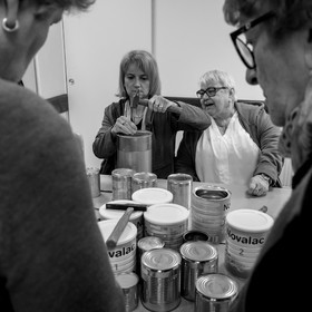 Avec des boites de conserves...