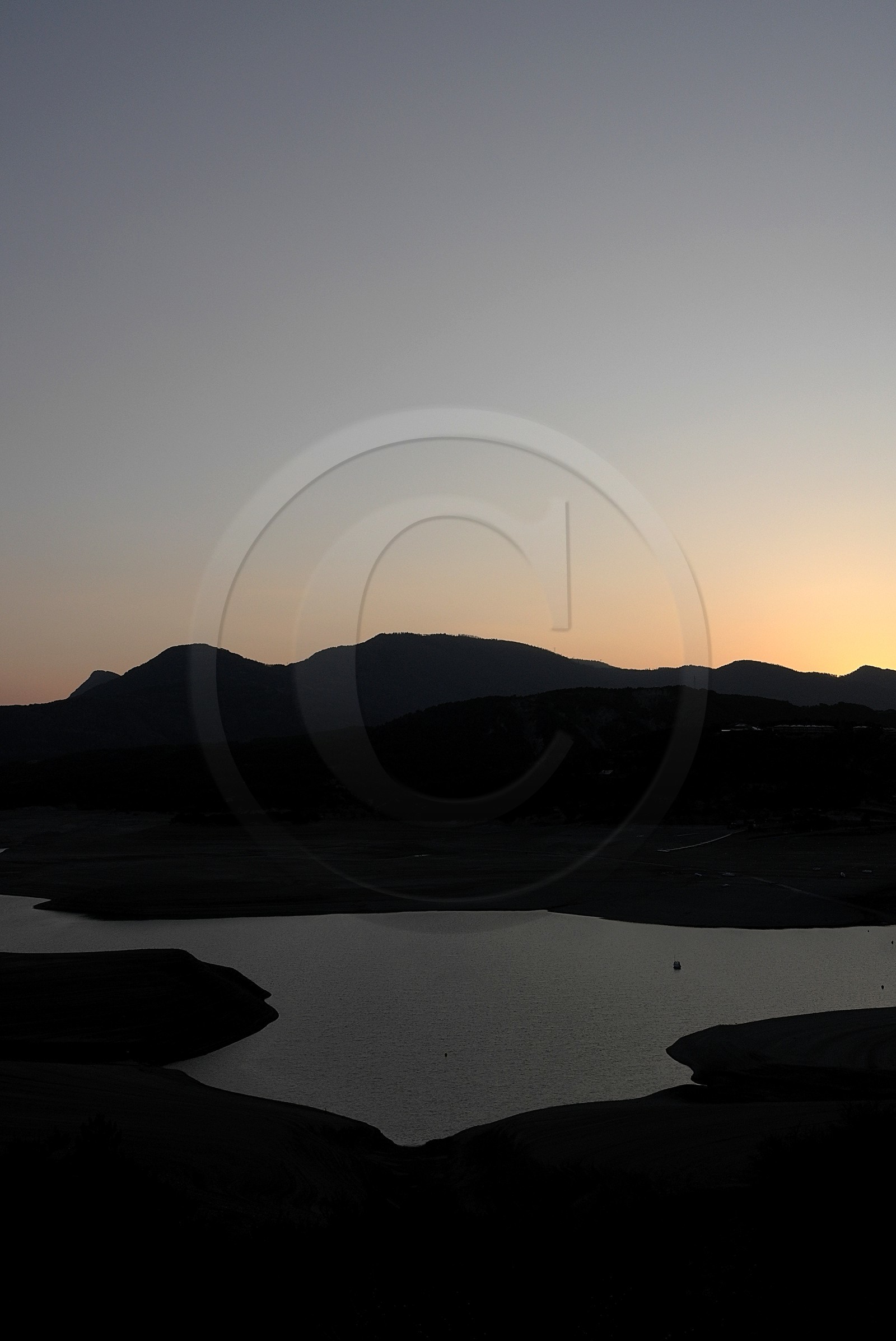 Coucher de soleil sur le lac de Serre-Ponçon (Hautes-Alpes   France)