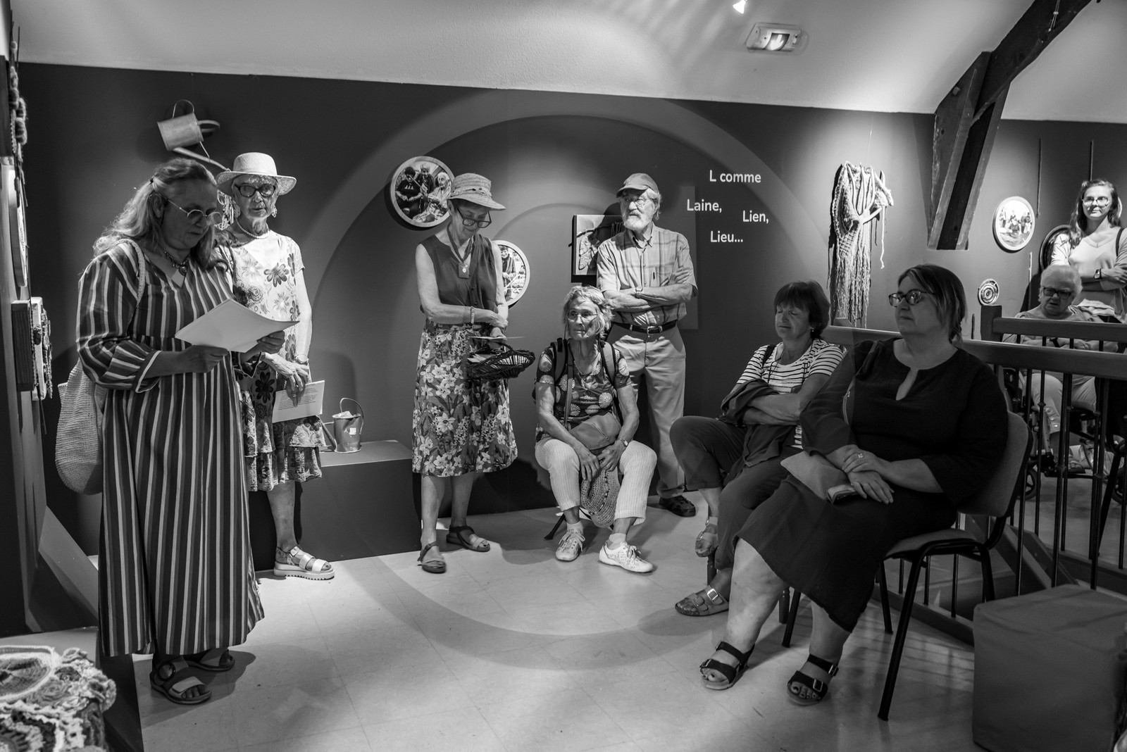 28 août 2024 : A la Maison de la Botanique du Noyer en Champsaur. Visite de l'exposition L comme laine, lien, lieu. Lectures par Les Colporteurs. Collages sur les photographies de Denis Lebioda