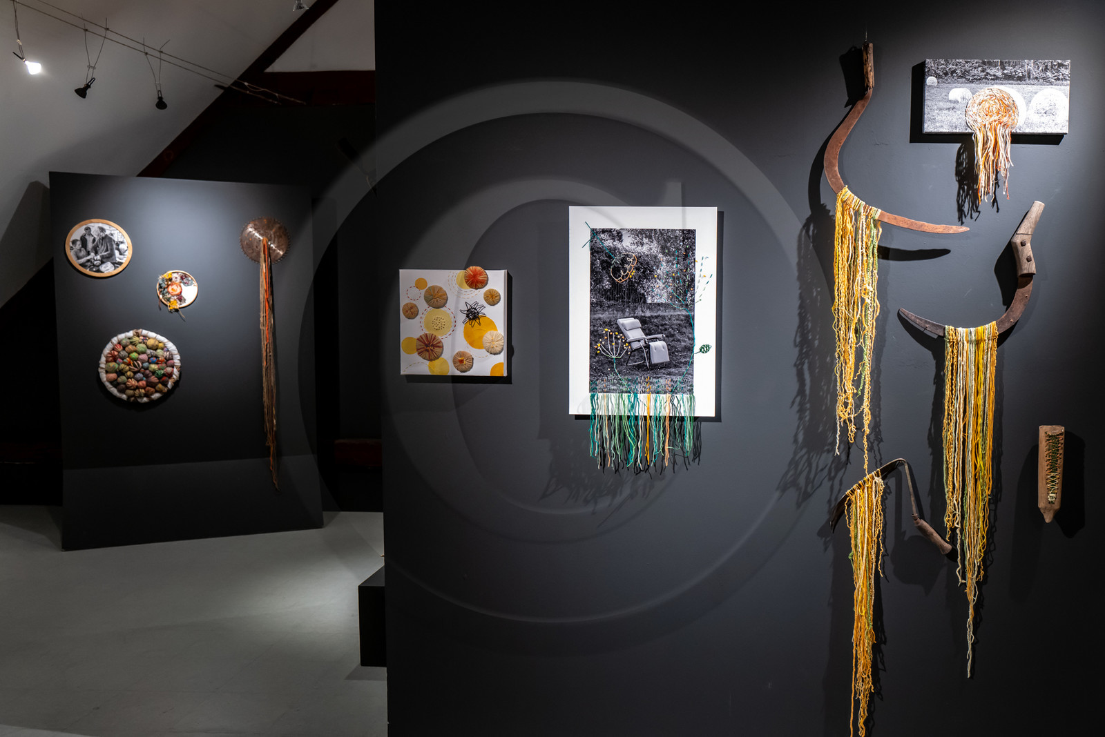 Exposition L comme laine, lien, lieu conçue par l'Ouort de Benevènt, sous la houlette de Claudine Meyer, artiste plasticienne, accompagnée de photographies de Denis Lebioda. Une proposition de la Communauté de Communes du Champsaur - Valgaudemar et de son service culturel. Exposition L comme laine, lien, lieu conçue par l'Ouort de Benevènt, sous la houlette de Claudine Meyer, artiste plasticienne, accompagnée de photographies de Denis Lebioda. Une proposition de la Communauté de Communes du Champsaur - Valgaudemar et de son service culturel.