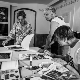 28 août 2024 : A la Maison de la Botanique du Noyer en Champsaur. Visite de l'exposition L comme laine, lien, lieu. Lectures par Les Colporteurs. Collages sur les photographies de Denis Lebioda