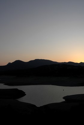 Coucher de soleil sur le lac de Serre-Ponçon (Hautes-Alpes   France)