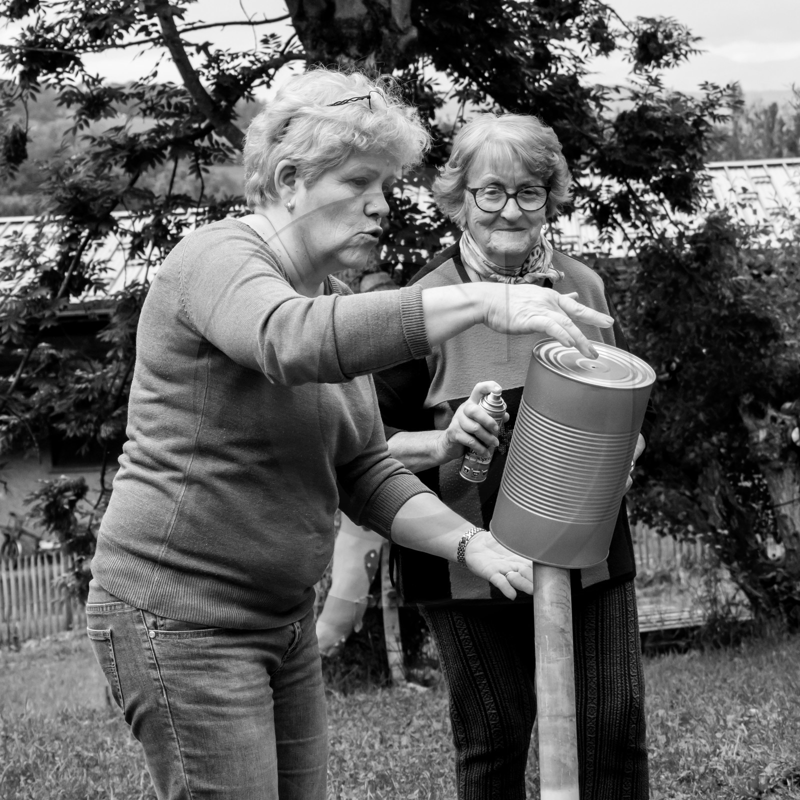 Avec des boites de conserves...