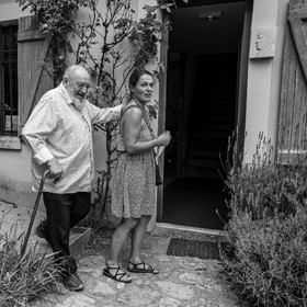 28 août 2024 : A la Maison de la Botanique du Noyer en Champsaur. Visite de l'exposition L comme laine, lien, lieu. Lectures par Les Colporteurs. Collages sur les photographies de Denis Lebioda