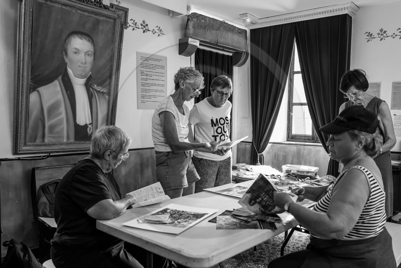 28 août 2024 : A la Maison de la Botanique du Noyer en Champsaur. Visite de l'exposition L comme laine, lien, lieu. Lectures par Les Colporteurs. Collages sur les photographies de Denis Lebioda