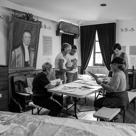 28 août 2024 : A la Maison de la Botanique du Noyer en Champsaur. Visite de l'exposition L comme laine, lien, lieu. Lectures par Les Colporteurs. Collages sur les photographies de Denis Lebioda