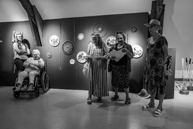 28 août 2024 : A la Maison de la Botanique du Noyer en Champsaur. Visite de l'exposition L comme laine, lien, lieu. Lectures par Les Colporteurs. Collages sur les photographies de Denis Lebioda