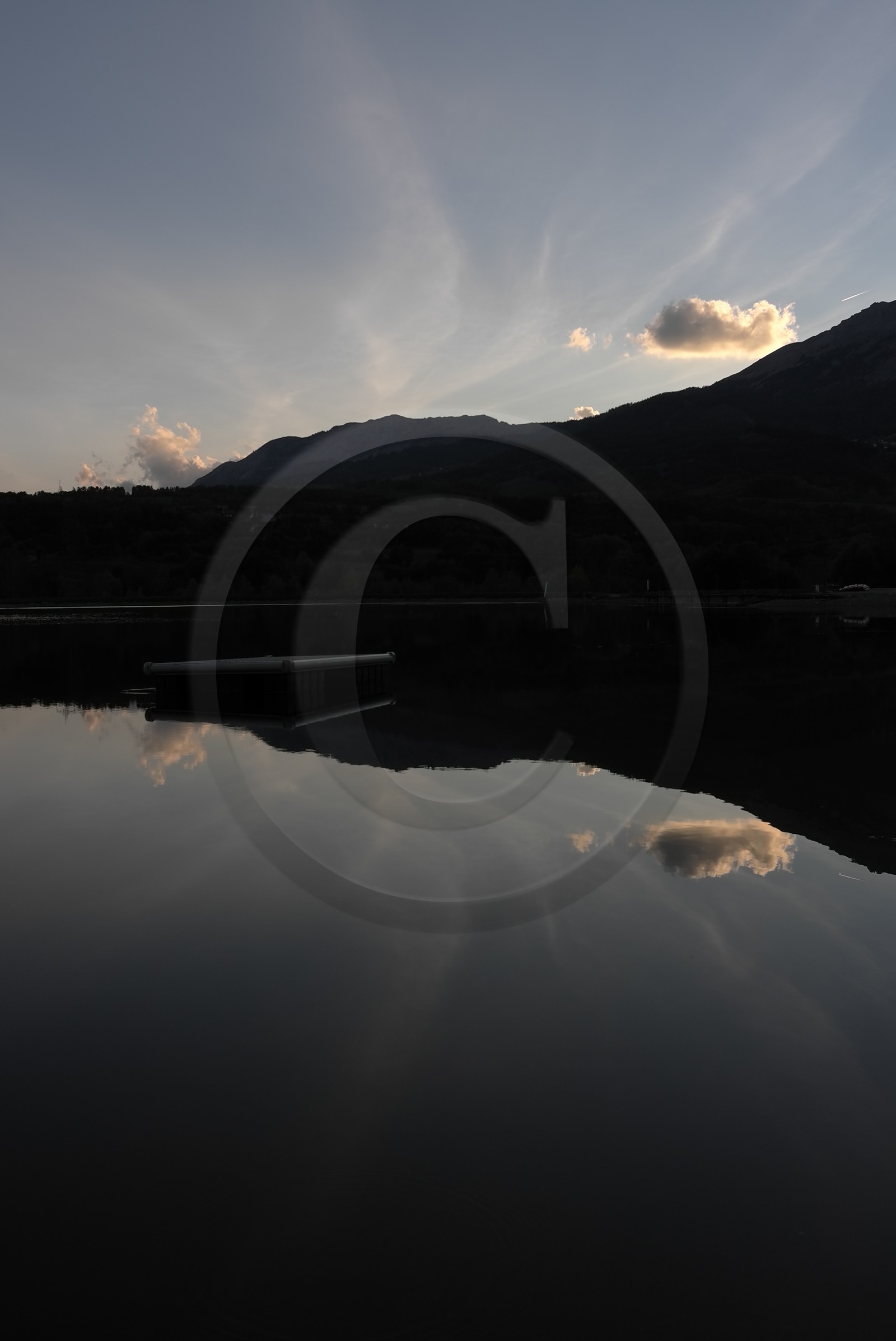Le plan d'eau du Champsaur à Saint-Julien en Champsaur (Hautes-Alpes)